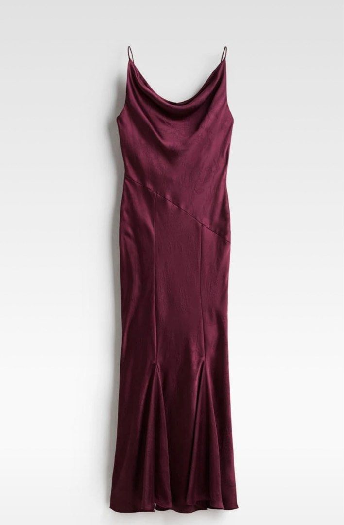 RUSH H&M Satin Slip Dress (Category: Evening dresses & gowns) located in Carmona. Submitted by andyyy90ahn (Listing ID 1409761354, Image 1). Description: Bought for 3,490 Selling for 3,000 Never been used.