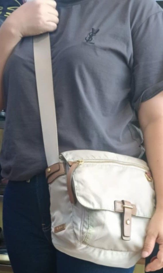 TUMI crossbody (Category: Luxury Bags & Wallets) located in Legazpi City. Submitted by georgepine07142 (Listing ID 1409714892, Image 1). Description: Preloved TUMI Crossbody Bag A functional and durable TUMI crossbody bag featuring a creed tag inside and a metal TUMI plate inside the pocket. Comes with a YKK zipper, etiketa, adjustable strap, and gold-tone hardware—built for everyday use. 👜 Condition: Preloved with signs of usage May have dirt, 