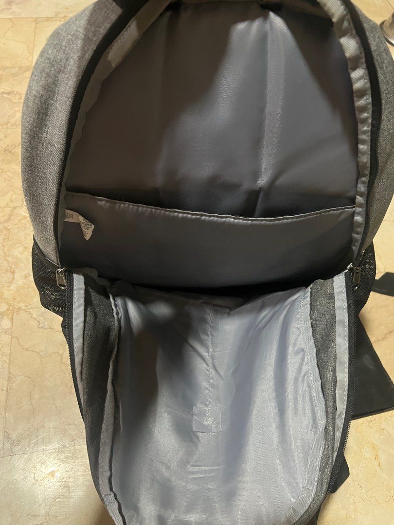 Under Armour Team Hustle 3.0 large backpack (Category: Backpacks) located in Cainta. Submitted by p3spreloved (Listing ID 1390661581, Image 3). Description: Still in good condition Needs cleaning .