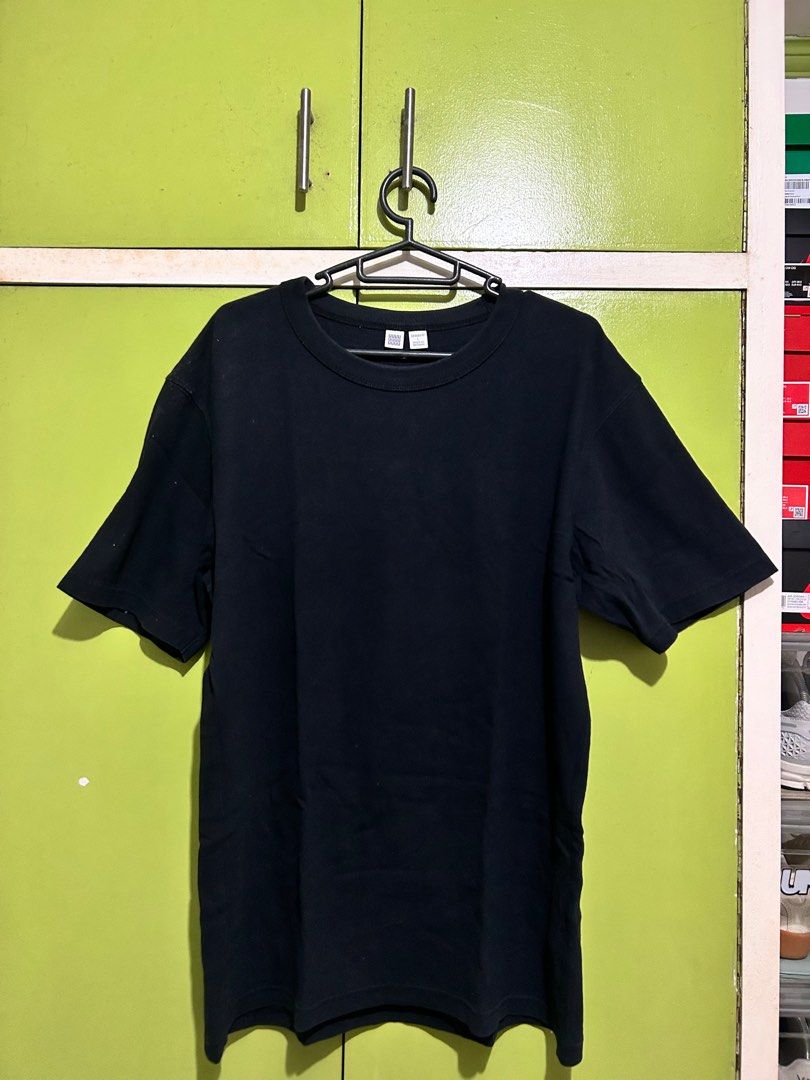 Uniqlo Black T-shirt (Category: Tshirts & Polo Shirts ) located in Quezon City. Submitted by cmstuffs (Listing ID 1409728644, Image 1). Description: Slightly used Dimes: L-28 W-20.