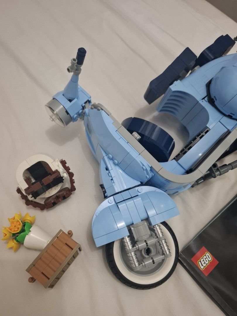 Vespa Lego (Category: Lego & Building Sets) located in Manila. Submitted by beedle2009 (Listing ID 1409751347, Image 3). Description: Vespa Lego No Box, Manual only RFS: laki sa space.