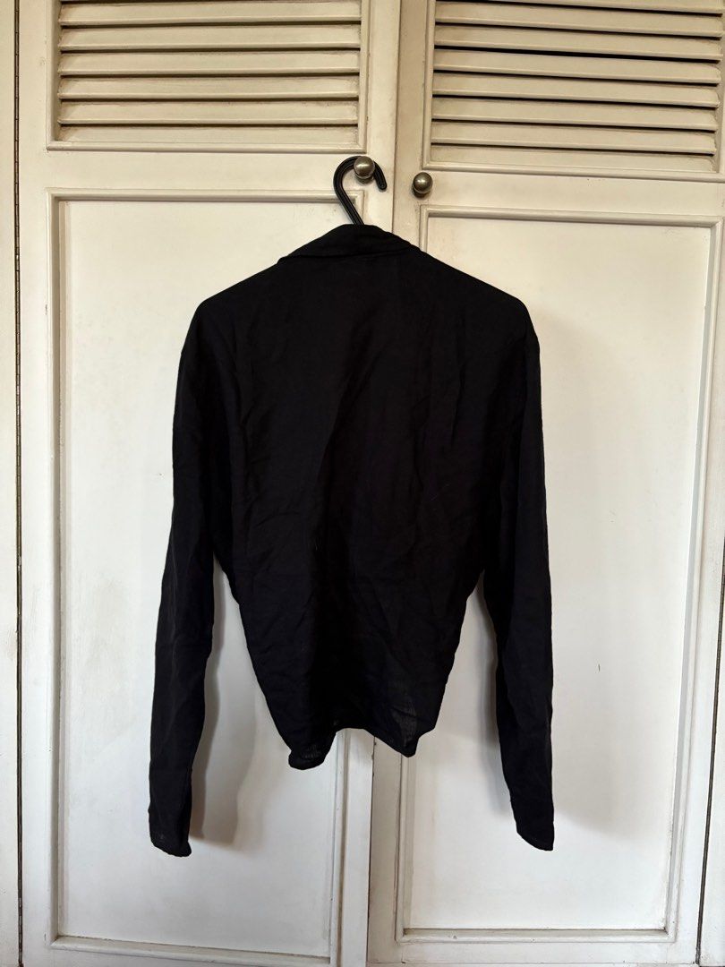 Wilfred Free Black Knot Blouse XS (Category: Blouses) located in Quezon City. Submitted by mcpar9685821 (Listing ID 1409689512, Image 2). Description: •worn, but still in good condition •tie-front blouse with a notch collar •lightweight linen •relaxed fit •can be cropped or longer, depending on how you tie it .
