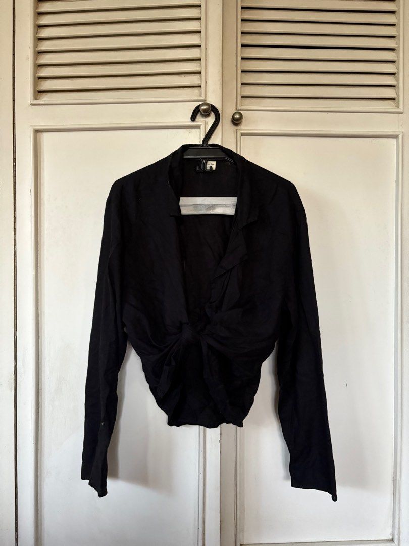 Wilfred Free Black Knot Blouse XS (Category: Blouses) located in Quezon City. Submitted by mcpar9685821 (Listing ID 1409689512, Image 1). Description: •worn, but still in good condition •tie-front blouse with a notch collar •lightweight linen •relaxed fit •can be cropped or longer, depending on how you tie it .