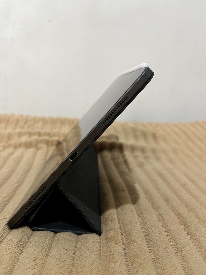 Apple Smart Folio Case for iPad Pro 11” (2018) (Category: Cases & Sleeves) located in Manila. Submitted by rein_on_me (Listing ID 1409872242, Image 2). Description: .
