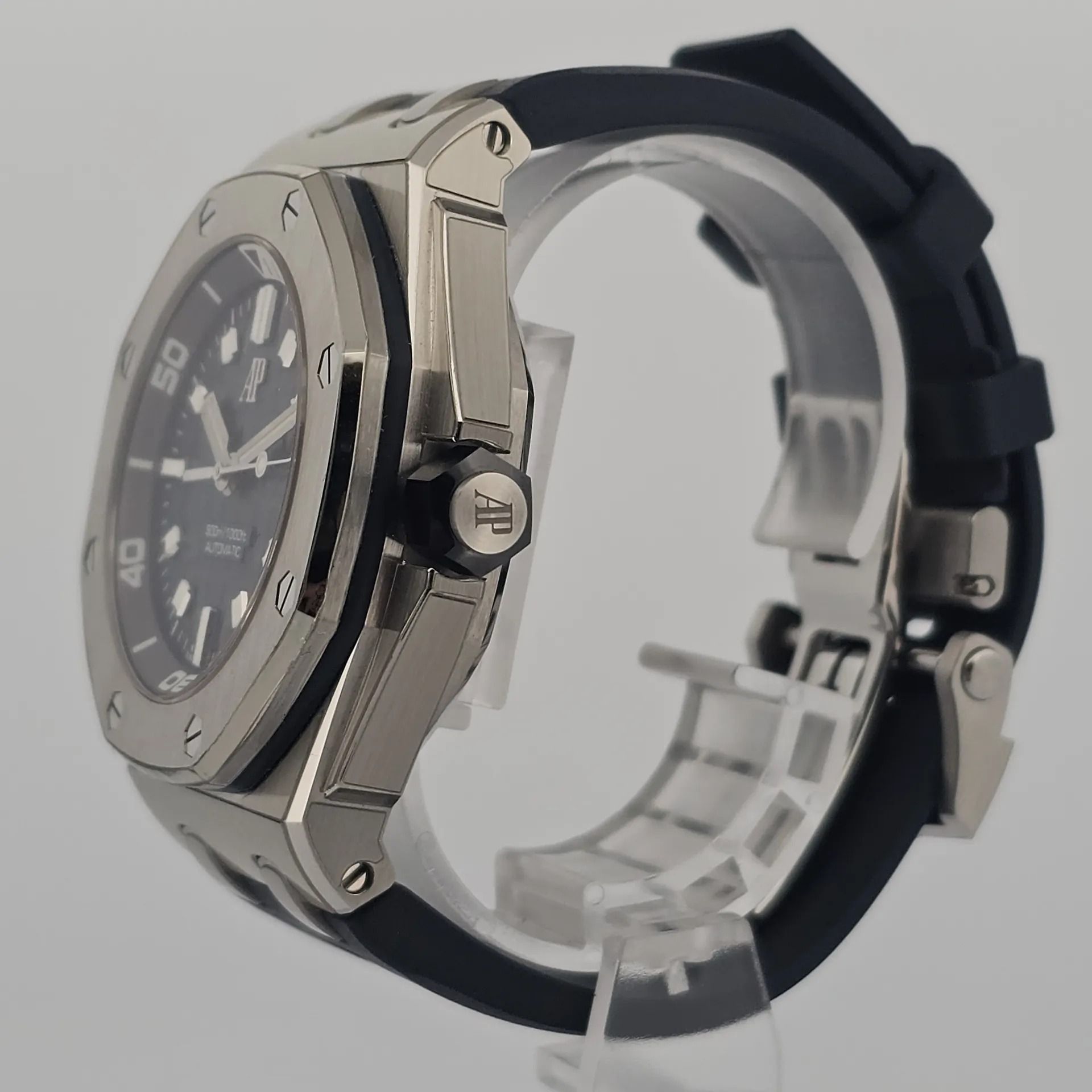 Audemars Piguet Royal Oak Offshore Diver 15720ST.OO.A027CA.01 (Category: Watches) located in Singapore. Submitted by watchbanka.deer (Listing ID 1409830118, Image 3). Description: M250786UAPT22 Watch Condition Mint Condition, nearly new Warranty Card Year 2022 Diameter 43mm Movement Automatic Case Material Steel Dial Color Blue Accessories Includes original packaging and documentation No Exchange Thank You Want to see more watches we have please 