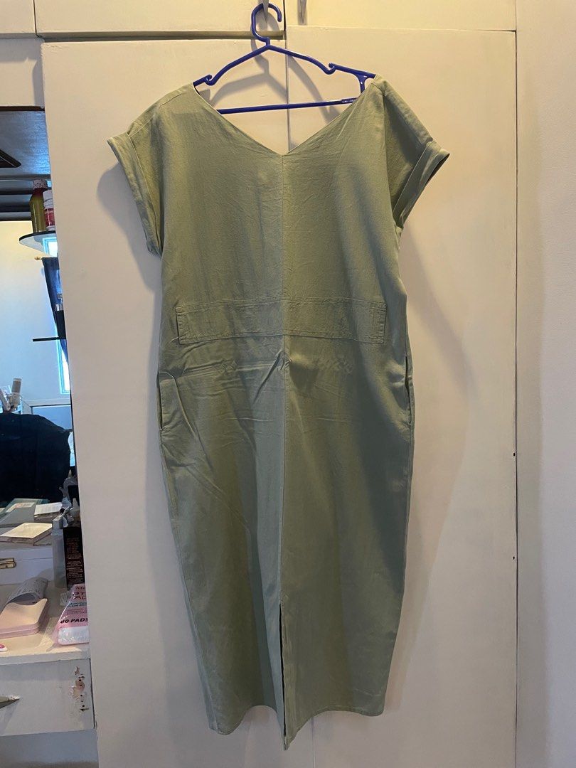 BAYO Dress with belt (Category: Dresses) located in Las Pinas. Submitted by bmtl_ (Listing ID 1409839581, Image 1). Description: - Bayo dress in light green - Size: Medium - V-neck design - Short sleeves with folded cuffs - Front zipper closure - Includes two pockets - Features a bottom slit - Comes with a matching belt Used only once for a wedding Negotiablr RFS: Decluttering.