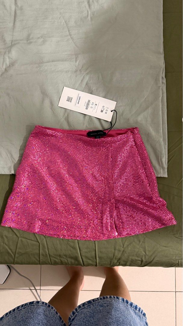 Bershka Sequin Mini Skirt (stretchable) (Category: Skirts) located in Manila. Submitted by looply (Listing ID 1409946916, Image 1). Description: - Bershka sequin mini skirt - Vibrant pink color - Size: XS-S but can fit 27 waist kasi stretchy sya - New with tag -Price can be negotiable pero minimal lang -Lalamove/Grab Delivery only -Payment first via bank transfer -Makati Area .