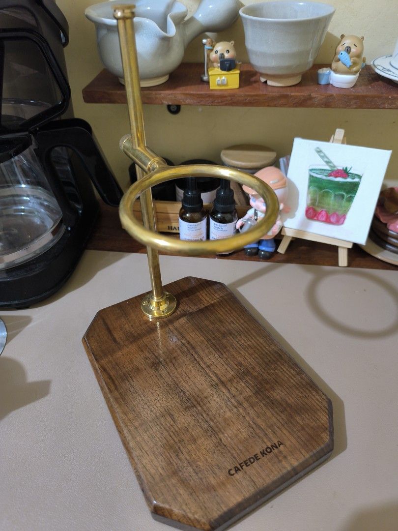 CAFEDE KONA Pour Over Stand (Category: Coffee & Tea Tableware) located in Pangil. Submitted by kopee_matcha (Listing ID 1409929805, Image 2). Description: CAFEDE KONA Pour Over Stand Price : 1499 Mine /M *Strickly 2 days reservation only *Payment must be completed within 48 hours. If unpaid, your order will be automatically forfeited and the item/s will be given to the next miner. *No deleting of comments *3 or more items (Large pouch or box only