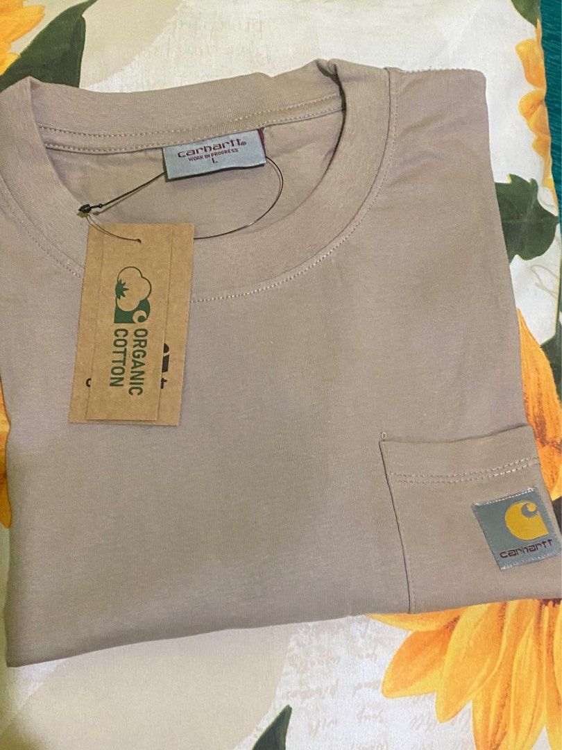 Carhartt Pocket T-Shirt (Category: Tshirts & Polo Shirts ) located in Cavite. Submitted by Abril_07 (Listing ID 1409873017, Image 2). Description: - Carhartt pocket t-shirt - Neutral color - Made from organic cotton - Classic crew neck and short sleeves - Features chest pocket with Carhartt logo - Brand new with original tag.