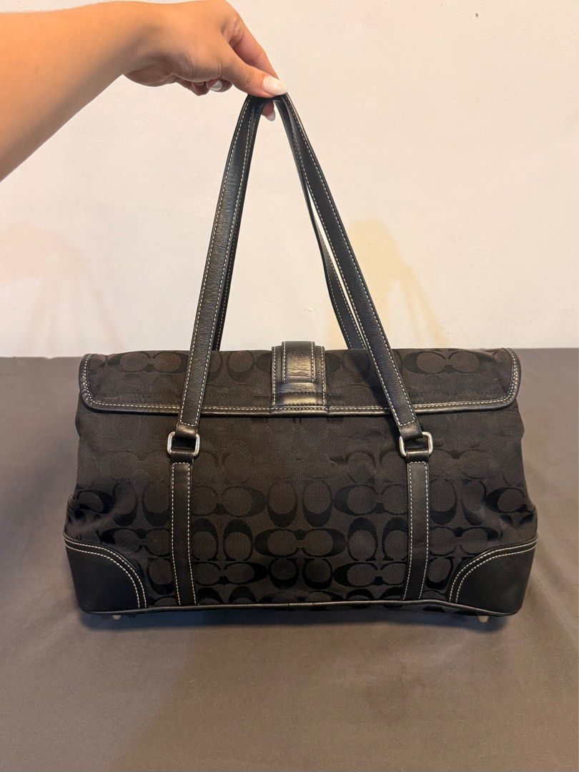COACH Vintage Hamptons Signature C (Category: Luxury Bags & Wallets) located in Antipolo. Submitted by dscya_ (Listing ID 1409912864, Image 3). Description: - Pre-owned / Vintage (please review photos for details) - Authentic COACH - Silver Hardware - Medium Size - W approx. 35cm x H approx. 20cm x D approx. 11cm Rfs: declutter .