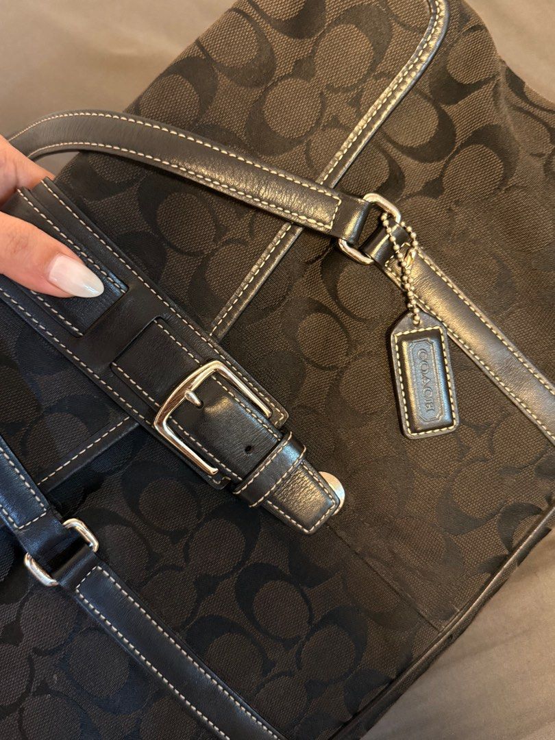 COACH Vintage Hamptons Signature C (Category: Luxury Bags & Wallets) located in Antipolo. Submitted by dscya_ (Listing ID 1409912864, Image 2). Description: - Pre-owned / Vintage (please review photos for details) - Authentic COACH - Silver Hardware - Medium Size - W approx. 35cm x H approx. 20cm x D approx. 11cm Rfs: declutter .