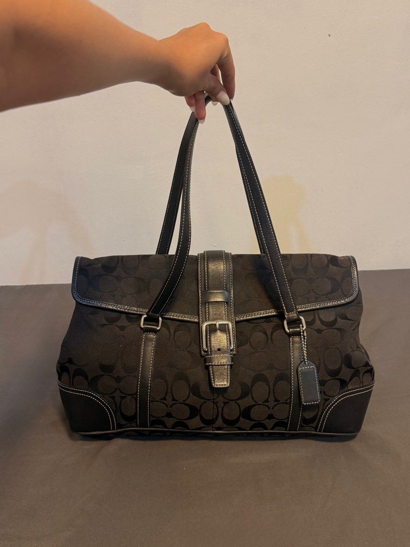 COACH Vintage Hamptons Signature C (Category: Luxury Bags & Wallets) located in Antipolo. Submitted by dscya_ (Listing ID 1409912864, Image 1). Description: - Pre-owned / Vintage (please review photos for details) - Authentic COACH - Silver Hardware - Medium Size - W approx. 35cm x H approx. 20cm x D approx. 11cm Rfs: declutter .