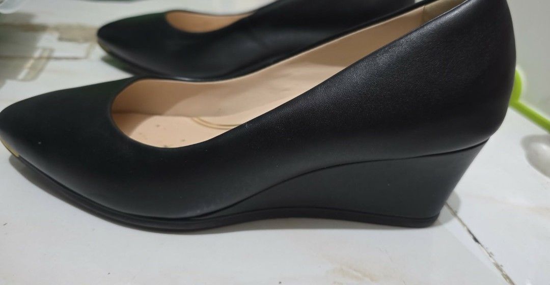 COLEHAAN Black Wedge Heels Size 8.5 (Category: Wedges) located in Paranaque City. Submitted by pseumaidc (Listing ID 1409970468, Image 1). Description: COLEHAAN Black wedge heels - Pointed toe design - Moderate heel height for comfort - Versatile for work and casual occasions - Smooth, GENUINE LEATHER MATERIAL - Light beige inner sole.