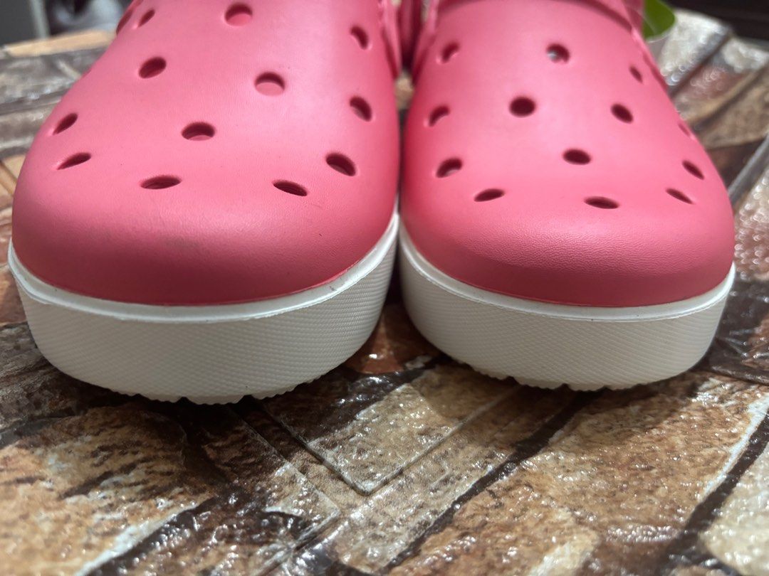 Crocs Classic Platform Clog - Pink (Category: Slippers and slides) located in Las Pinas. Submitted by ringringms (Listing ID 1409868911, Image 1). Description: - Pink Crocs Classic Platform Clogs - Features a white platform sole - Classic Crocs design with holes - Unworn condition - Ideal for casual wear - Easy to clean AUTHENTIC/ORIGINAL FR CANADA BRAND NEW.