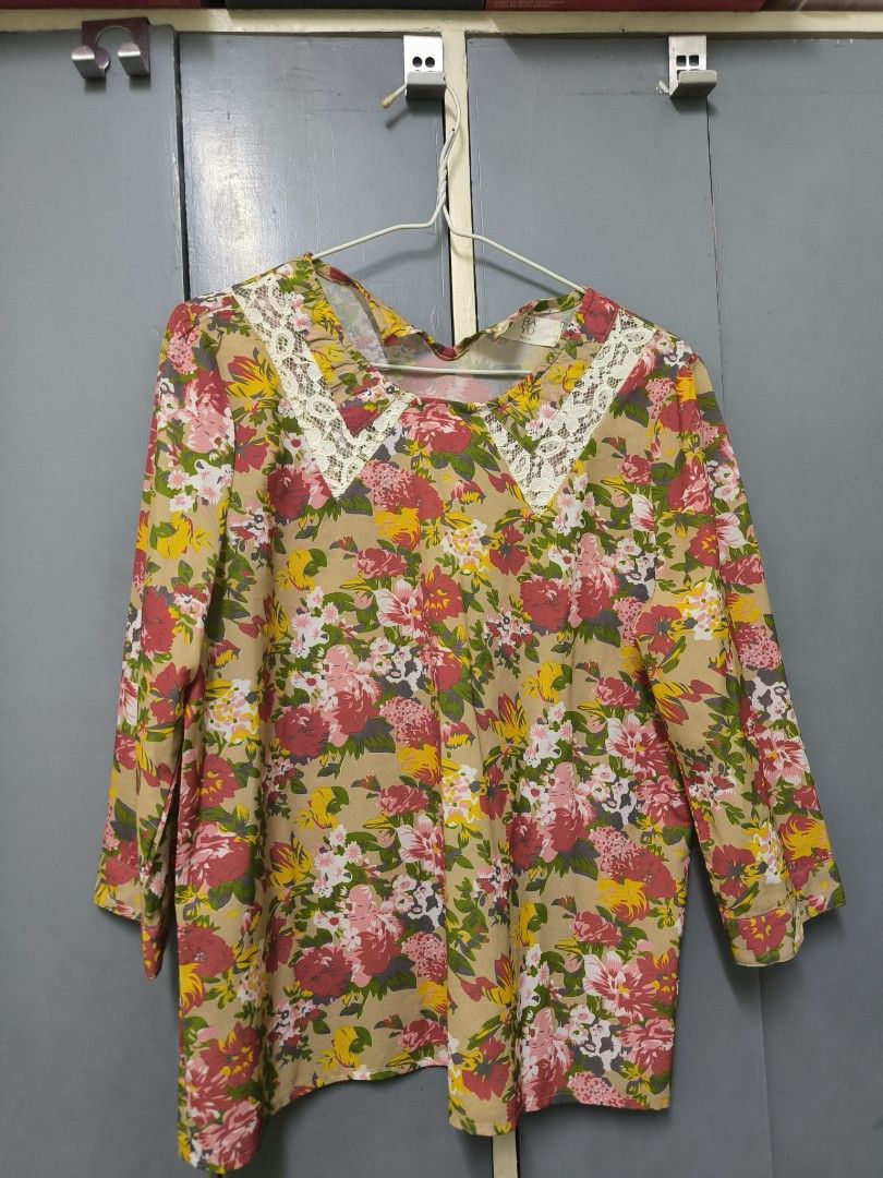 Floral Blouse with Lace Collar (Category: Blouses) located in Manila. Submitted by dylan_elijah (Listing ID 1409912289, Image 1). Description: Length - 24" Width - 19.5".