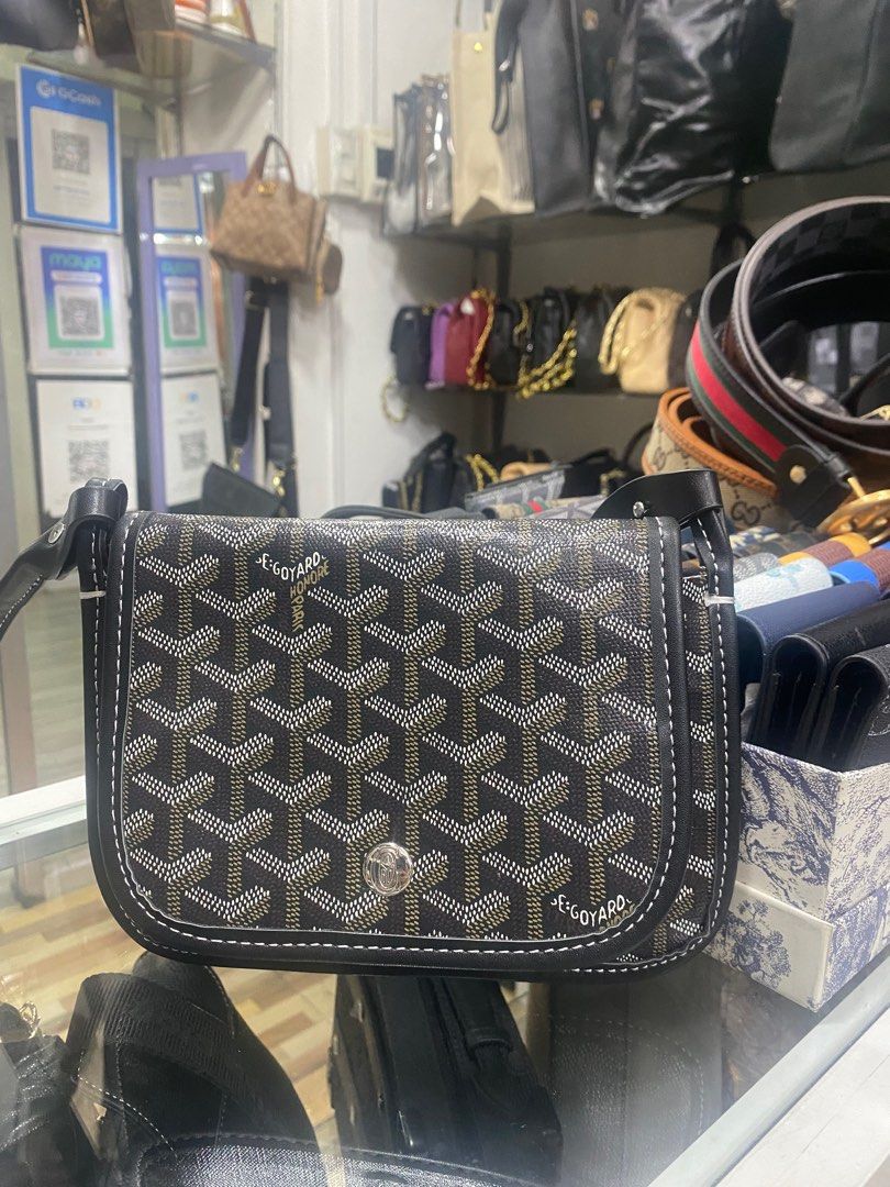 Goyard Shoulder Bag (Category: Luxury Bags & Wallets) located in San Narciso. Submitted by boypablo1998 (Listing ID 1409909491, Image 1). Description: - Goyard shoulder bag - Black color with iconic pattern - Flap closure with silver-tone button - Features a black strap - White stitching details - Goyard logo visible.