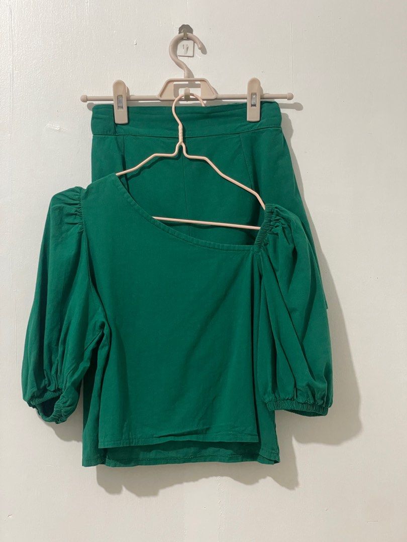 Green Linen Coordinates (Category: Sets or Coordinates) located in Tuguegarao City. Submitted by ziggerryy (Listing ID 1409872153, Image 1). Description: Super pretty kaso di kasya Top&Shorts Fits S-M .