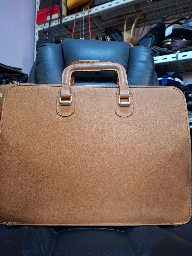 Gucci brief case (Category: Luxury Bags & Wallets) located in Manila. Submitted by closetprincess (Listing ID 1347664006, Image 2). Description: Preloved vintage Gucci brief case. In excellent condition..