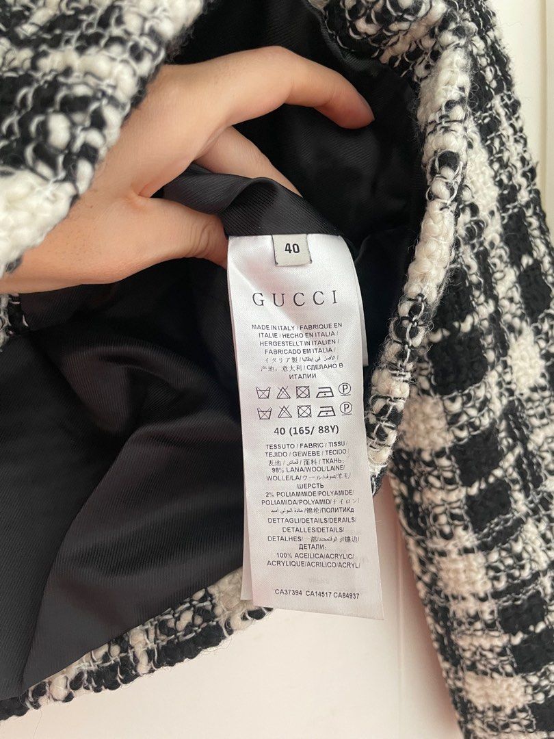 Gucci Tweed Jacket （分類：外套及戶外衣服）位於 Hong Kong。 由 zara347613 提交（商品編號 1409862585，圖片 3）。簡介： Elegant Gucci tweed jacket in black and white. Features a classic double-breasted design with gold-tone buttons. The jacket has a round neckline and long sleeves. Size 40 (Italian sizing). Made in Italy. The jacket is fully lined.。