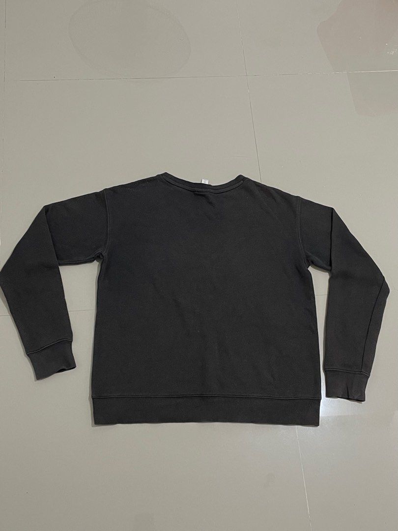 H&M Magique Sweatshirt - XS (Category: Longsleeves) located in Quezon City. Submitted by devvy14 (Listing ID 1409886137, Image 3). Description: No issues. 📍TIMOG AVE, QC 🚚 J&T or Lalamove 📆 For meet up, in Uncle John’s Victoria Towers Panay Avenue only..