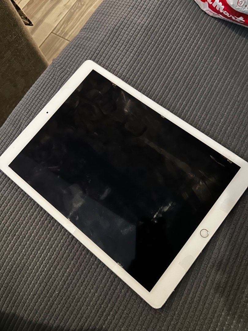 Ipad Pro 12.9 inches 2017 2nd Gen + Cellular 256gb (Category: iPad) located in Manila. Submitted by hooman0910 (Listing ID 1409917164, Image 3). Description: Selling my spare Ipad pro 12.9inch 2nd Gen with SIM slot. Openline 256gb Unit only, with a slight issue with glass. A fine line crack on the side that is hard to notice when screen is on. Battery is still good. .