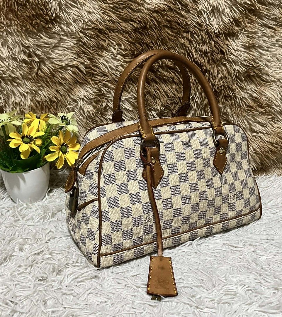 Louis Vuitton Damier Azur Speedy 25 (Category: Luxury Bags & Wallets) located in Toledo. Submitted by silverearth.bbc804 (Listing ID 1409856910, Image 2). Description: Louis Vuitton Speedy 25 handbag in Damier Azur canvas. Features brown leather trim, handles, and a top zipper closure. Includes a padlock with keys and a leather clochette. The bag has a classic checkered pattern and is a popular size for everyday use..