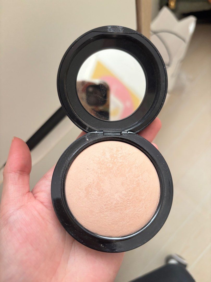 MAC Mineralize Skinfinish Natural - Medium (Category: Makeup) located in Santa Rosa. Submitted by strawberryshortcake01 (Listing ID 1409882426, Image 1). Description: -Bought it from BGC RFS: Wrong shade.