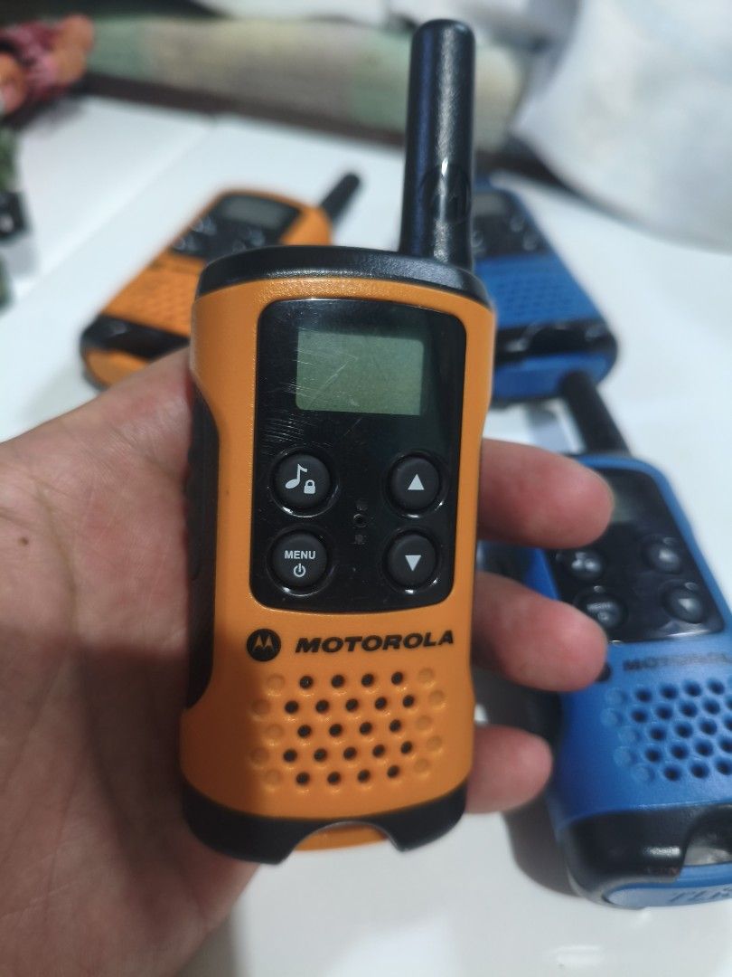Motorola walakie talkies (Category: Walkie-Talkie) located in Baguio. Submitted by baguiobeans (Listing ID 1409861795, Image 2). Description: Working yung tatlo.. Yung isang blue sa baba nkaka receive ng tawag pero di gumagana mic nya.buy as is. Items from hk box.