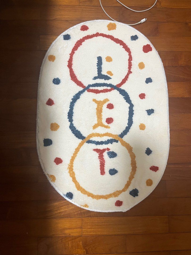 Oval Patterned Rug (Category: Carpets & Mats) located in Singapore. Submitted by cfnlovescats (Listing ID 1409877913, Image 2). Description: 60x40cm simple rug for the room Thin, short furry texture Pick up at 530373 .