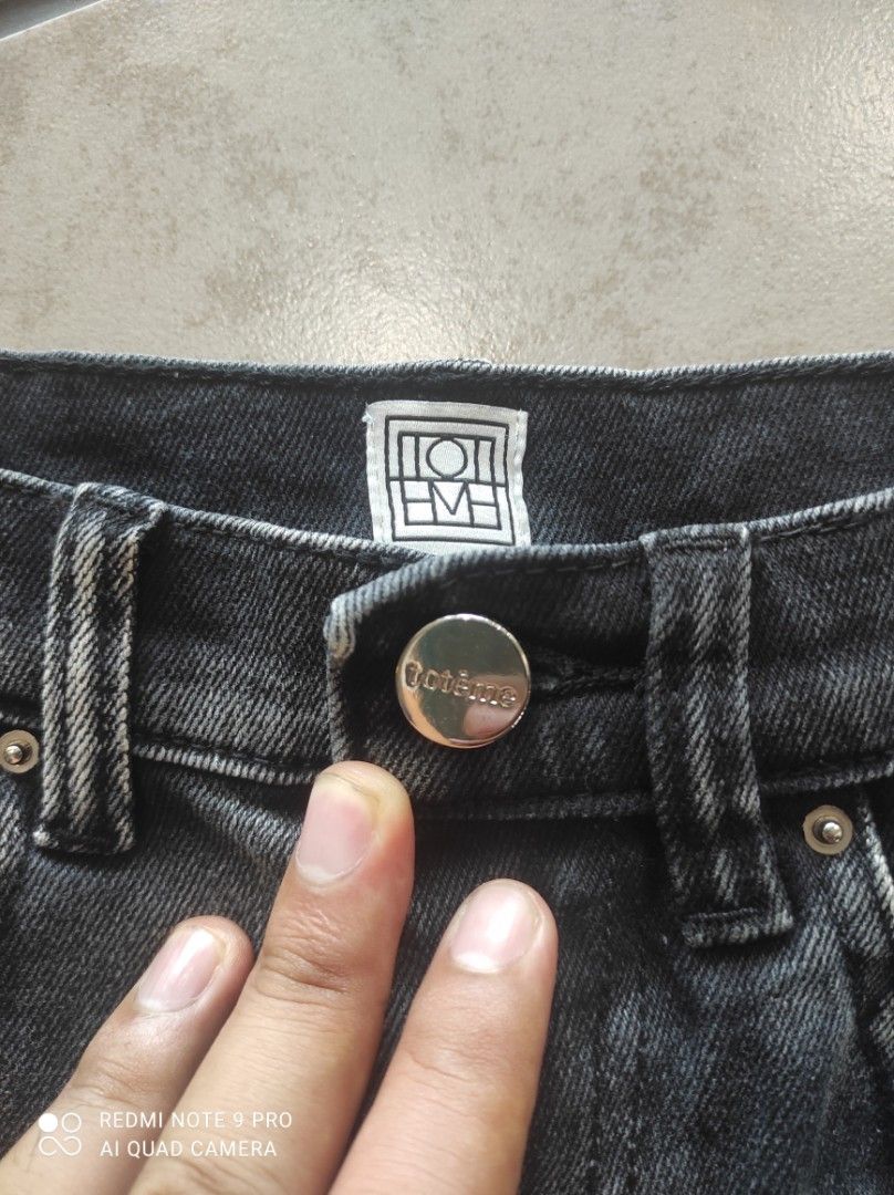 Toteme Twisted Seam Denim Jeans (Category: Jeans) located in Santa Rosa. Submitted by strawhatt (Listing ID 1409818912, Image 1). Description: size 24 on tag,ykk zipper,last price na.