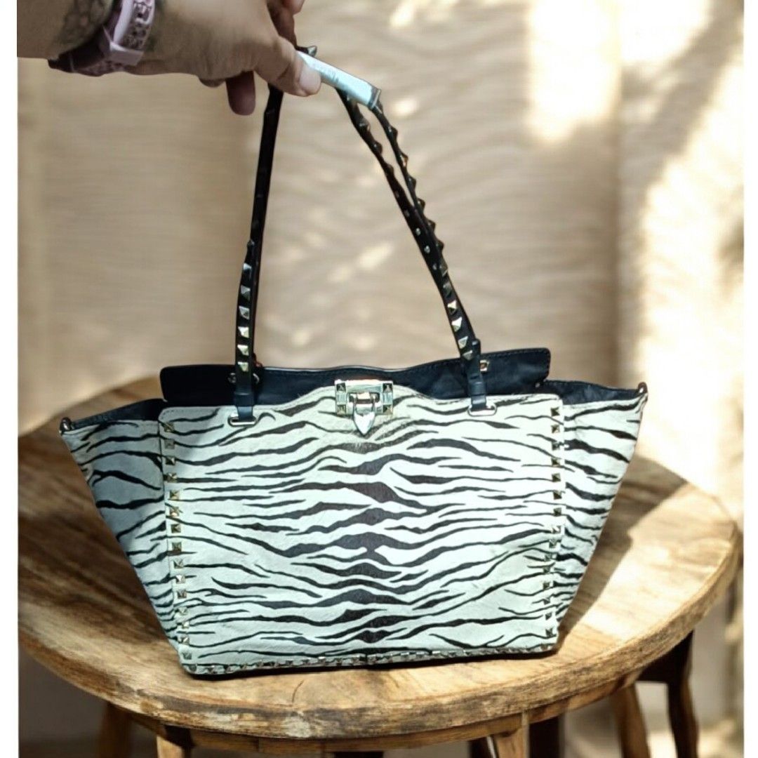 valentino garavani (Category: Luxury Bags & Wallets) located in Calapan. Submitted by samsalazar68244 (Listing ID 1409987545, Image 1). Description: Valentino Rockstud Zebra Print Pony Skin Bag.