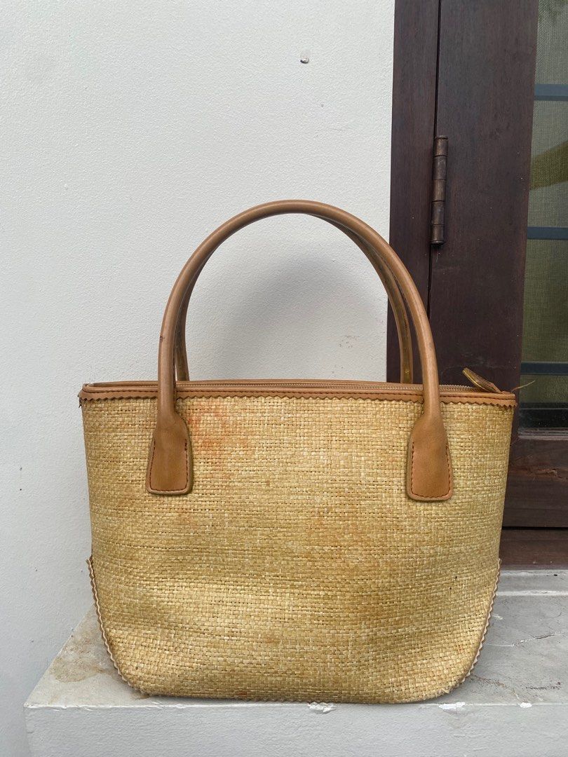 Vintage Kate Spade Straw Handbag (Category: Luxury Bags & Wallets) located in Paranaque City. Submitted by lils_prelovesss (Listing ID 1409892353, Image 2). Description: My favorite bag!! - This is so fun to style Flaws: Has signs of usage na and stains.
