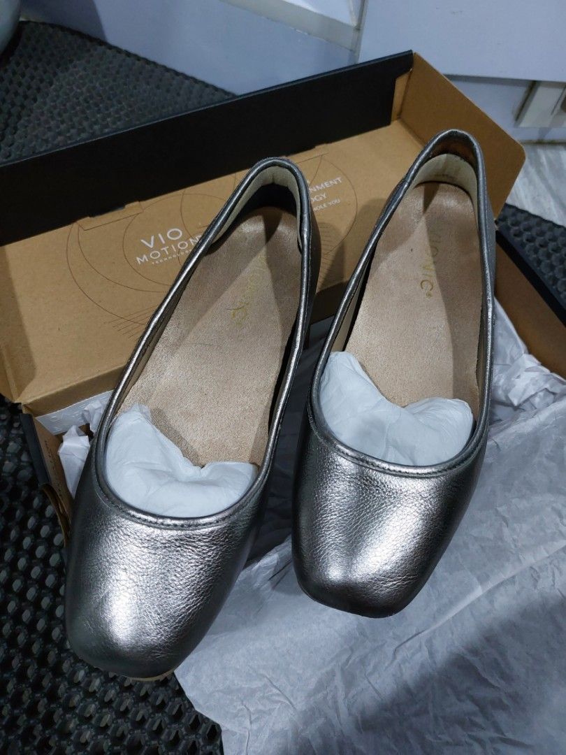 Vionic Hyacinth Orinda Pewter Metallic Flats (Category: Flats & Sandals) located in Makati City. Submitted by apua1207 (Listing ID 1409925084, Image 1). Description: RFS: They dont fit me well, sales rep did not tell me this was for wide feet. Have tried to like it but the brand is just not for me. Orig Price 8300php Pls no haggling. If you want to haggle, pls be reasonable, ndi yung pabor lang sau..