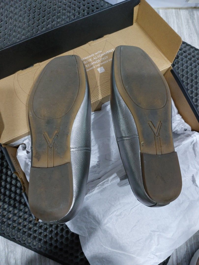 Vionic Hyacinth Orinda Pewter Metallic Flats (Category: Flats & Sandals) located in Makati City. Submitted by apua1207 (Listing ID 1409925084, Image 3). Description: RFS: They dont fit me well, sales rep did not tell me this was for wide feet. Have tried to like it but the brand is just not for me. Orig Price 8300php Pls no haggling. If you want to haggle, pls be reasonable, ndi yung pabor lang sau..