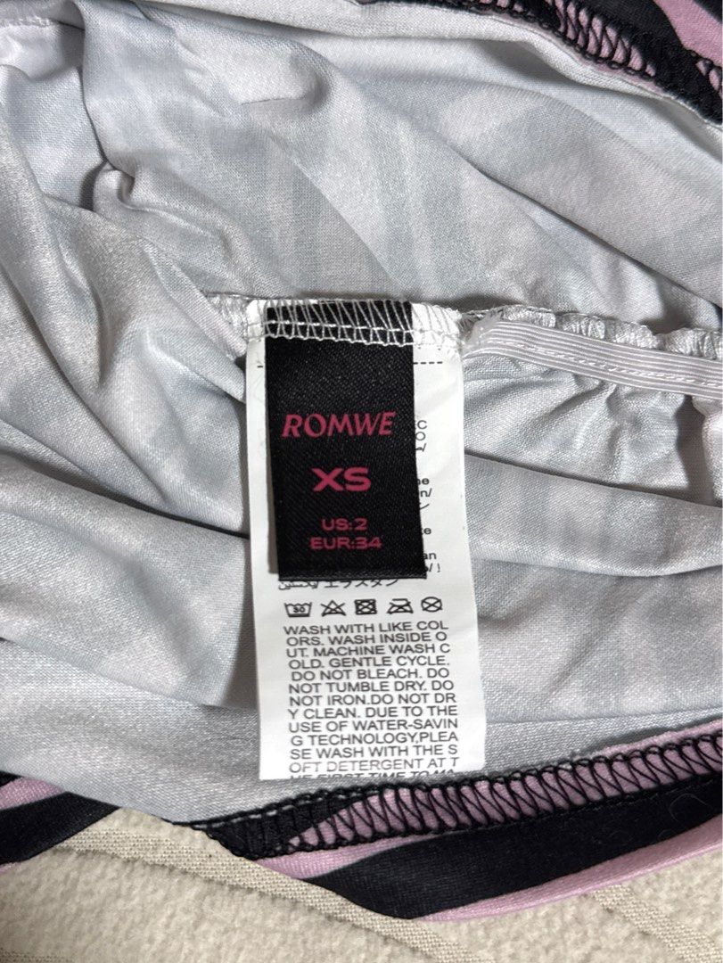 y2k pink zebra tube top (Category: Sleeveless) located in Quezon City. Submitted by hanwardrobe (Listing ID 1409878397, Image 3). Description: -bbew size xs 🩷.