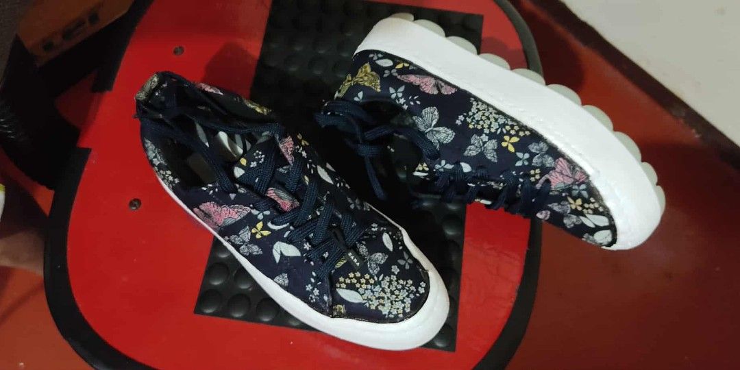 Zara Floral Platform Sneakers - EU 37 (Category: Sneakers) located in Manila. Submitted by williamsalvation (Listing ID 1401800764, Image 1). Description: - Zara platform sneakers - Floral design with butterfly and flower pattern - Navy blue upper - EU size 37 - Made in Turkey - Off-white sole Zara Sneaker Trafaluc Flatform shoes made in Turkey Blue Butterfly Design Very Soft Very smooth like new Womens size 37 europe --- US 6 1/2 to 7 no box nai