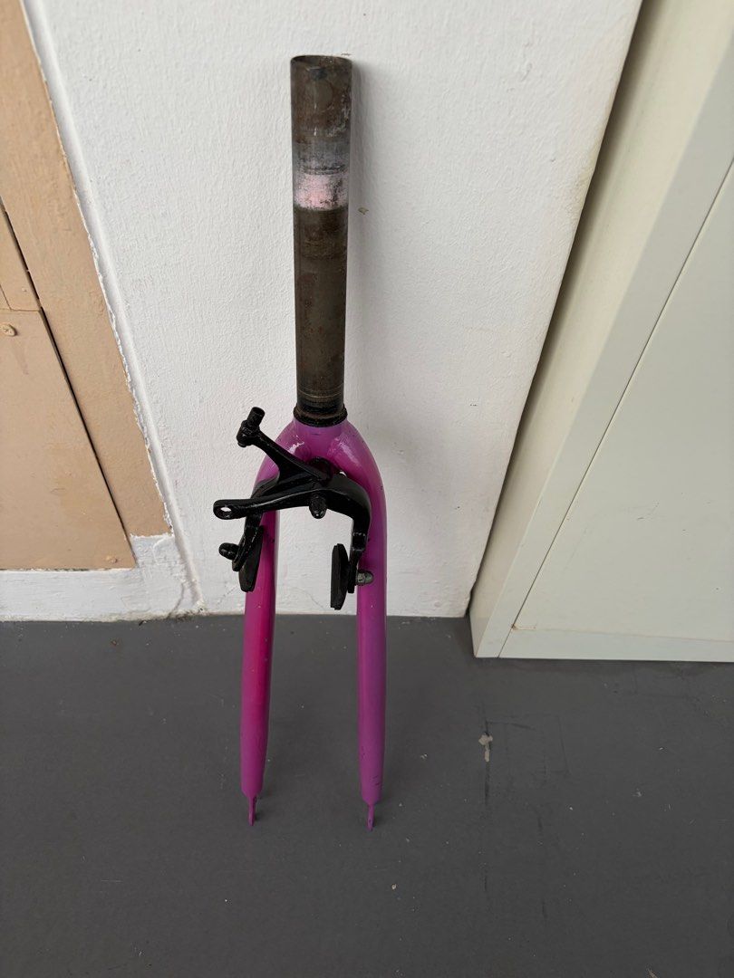 700c fork (Category: Parts & Accessories) located in Singapore. Submitted by bikes_and_pc_custom (Listing ID 1410101399, Image 1). Description: good condition fork, have been keeping it as a spare fork. comes with rim brake.