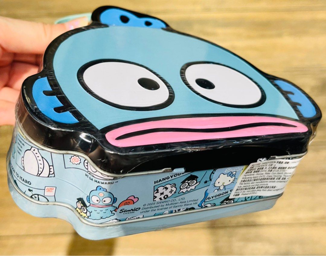 現貨🩵正版 SANRIO 水怪公仔 手提鐵盒連糖🍬 聖誕禮物 生日禮物 新年禮物 CASE WITH CANDY BIRTHDAY CHRISTMAS VALENTINES GIFT DOLL （分類：其他飾物）位於 Hong Kong。 由 swroom 提交（商品編號 1410146097，圖片 6）。簡介： 💖$138 盒 ( 全新未開封) 🎁節日銷情迅速請早訂購，售完即止‼️ 🛍更多卡通精品玩具FOLLOW US ： carousell.com/swroom 📥INBOX 購買請提供以下資料 ： ▫️ 件數 ▫️付款方式 : PAYME / FPS / ALIPAYHK ▫️郵寄方式： 📦 SF順豐到付 ( 一般情況 2-3 工作天寄出 ) ❌ 不設面交 **** 確認全數付款後才留貨及安排寄出 *** ⚜️相關產品⚜️ 現貨🎀正版 SANRIO HELLO KITTY 公仔 手提鐵盒連糖🍬 : https://carousell.app.link/uv2Fy9