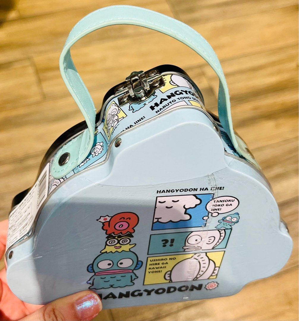 現貨🩵正版 SANRIO 水怪公仔 手提鐵盒連糖🍬 聖誕禮物 生日禮物 新年禮物 CASE WITH CANDY BIRTHDAY CHRISTMAS VALENTINES GIFT DOLL （分類：其他飾物）位於 Hong Kong。 由 swroom 提交（商品編號 1410146097，圖片 5）。簡介： 💖$138 盒 ( 全新未開封) 🎁節日銷情迅速請早訂購，售完即止‼️ 🛍更多卡通精品玩具FOLLOW US ： carousell.com/swroom 📥INBOX 購買請提供以下資料 ： ▫️ 件數 ▫️付款方式 : PAYME / FPS / ALIPAYHK ▫️郵寄方式： 📦 SF順豐到付 ( 一般情況 2-3 工作天寄出 ) ❌ 不設面交 **** 確認全數付款後才留貨及安排寄出 *** ⚜️相關產品⚜️ 現貨🎀正版 SANRIO HELLO KITTY 公仔 手提鐵盒連糖🍬 : https://carousell.app.link/uv2Fy9