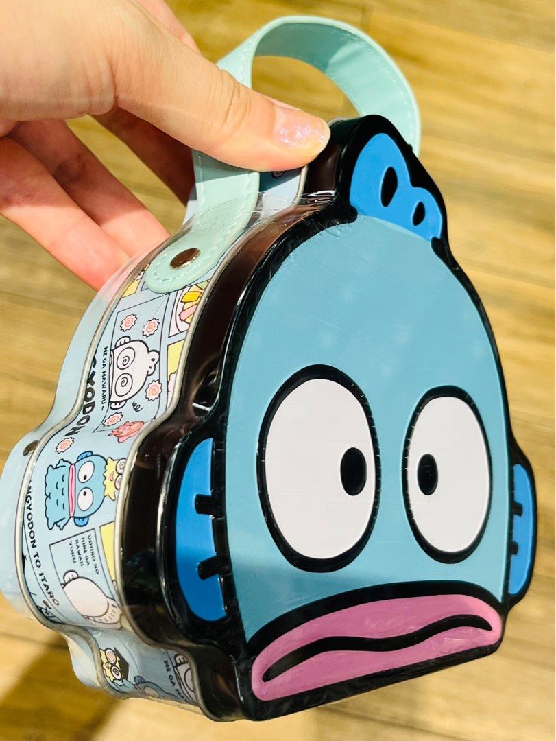 現貨🩵正版 SANRIO 水怪公仔 手提鐵盒連糖🍬 聖誕禮物 生日禮物 新年禮物 CASE WITH CANDY BIRTHDAY CHRISTMAS VALENTINES GIFT DOLL （分類：其他飾物）位於 Hong Kong。 由 swroom 提交（商品編號 1410146097，圖片 3）。簡介： 💖$138 盒 ( 全新未開封) 🎁節日銷情迅速請早訂購，售完即止‼️ 🛍更多卡通精品玩具FOLLOW US ： carousell.com/swroom 📥INBOX 購買請提供以下資料 ： ▫️ 件數 ▫️付款方式 : PAYME / FPS / ALIPAYHK ▫️郵寄方式： 📦 SF順豐到付 ( 一般情況 2-3 工作天寄出 ) ❌ 不設面交 **** 確認全數付款後才留貨及安排寄出 *** ⚜️相關產品⚜️ 現貨🎀正版 SANRIO HELLO KITTY 公仔 手提鐵盒連糖🍬 : https://carousell.app.link/uv2Fy9