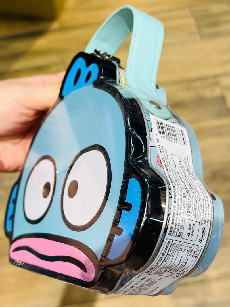 現貨🩵正版 SANRIO 水怪公仔 手提鐵盒連糖🍬 聖誕禮物 生日禮物 新年禮物 CASE WITH CANDY BIRTHDAY CHRISTMAS VALENTINES GIFT DOLL （分類：其他飾物）位於 Hong Kong。 由 swroom 提交（商品編號 1410146097，圖片 4）。簡介： 💖$138 盒 ( 全新未開封) 🎁節日銷情迅速請早訂購，售完即止‼️ 🛍更多卡通精品玩具FOLLOW US ： carousell.com/swroom 📥INBOX 購買請提供以下資料 ： ▫️ 件數 ▫️付款方式 : PAYME / FPS / ALIPAYHK ▫️郵寄方式： 📦 SF順豐到付 ( 一般情況 2-3 工作天寄出 ) ❌ 不設面交 **** 確認全數付款後才留貨及安排寄出 *** ⚜️相關產品⚜️ 現貨🎀正版 SANRIO HELLO KITTY 公仔 手提鐵盒連糖🍬 : https://carousell.app.link/uv2Fy9