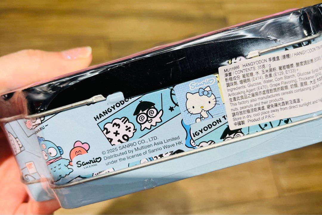 現貨🩵正版 SANRIO 水怪公仔 手提鐵盒連糖🍬 聖誕禮物 生日禮物 新年禮物 CASE WITH CANDY BIRTHDAY CHRISTMAS VALENTINES GIFT DOLL （分類：其他飾物）位於 Hong Kong。 由 swroom 提交（商品編號 1410146097，圖片 8）。簡介： 💖$138 盒 ( 全新未開封) 🎁節日銷情迅速請早訂購，售完即止‼️ 🛍更多卡通精品玩具FOLLOW US ： carousell.com/swroom 📥INBOX 購買請提供以下資料 ： ▫️ 件數 ▫️付款方式 : PAYME / FPS / ALIPAYHK ▫️郵寄方式： 📦 SF順豐到付 ( 一般情況 2-3 工作天寄出 ) ❌ 不設面交 **** 確認全數付款後才留貨及安排寄出 *** ⚜️相關產品⚜️ 現貨🎀正版 SANRIO HELLO KITTY 公仔 手提鐵盒連糖🍬 : https://carousell.app.link/uv2Fy9
