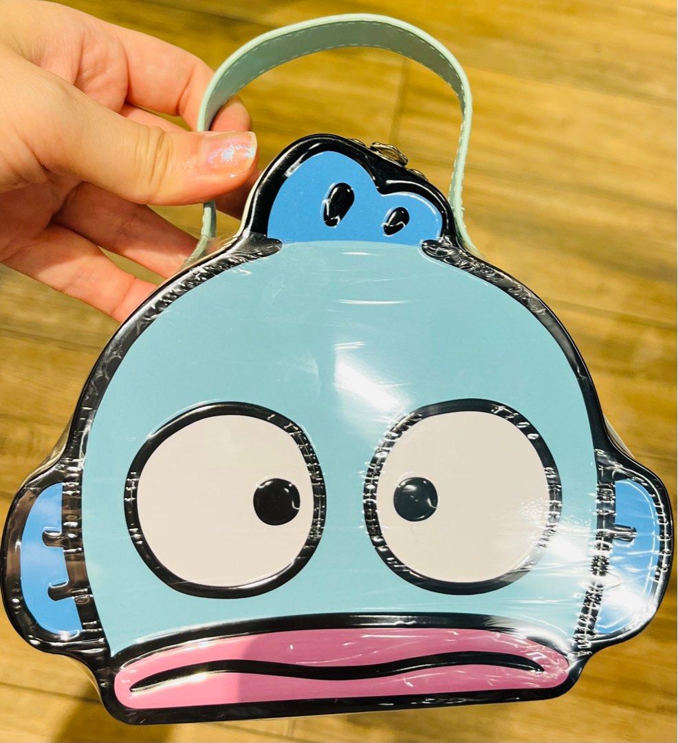 現貨🩵正版 SANRIO 水怪公仔 手提鐵盒連糖🍬 聖誕禮物 生日禮物 新年禮物 CASE WITH CANDY BIRTHDAY CHRISTMAS VALENTINES GIFT DOLL （分類：其他飾物）位於 Hong Kong。 由 swroom 提交（商品編號 1410146097，圖片 2）。簡介： 💖$138 盒 ( 全新未開封) 🎁節日銷情迅速請早訂購，售完即止‼️ 🛍更多卡通精品玩具FOLLOW US ： carousell.com/swroom 📥INBOX 購買請提供以下資料 ： ▫️ 件數 ▫️付款方式 : PAYME / FPS / ALIPAYHK ▫️郵寄方式： 📦 SF順豐到付 ( 一般情況 2-3 工作天寄出 ) ❌ 不設面交 **** 確認全數付款後才留貨及安排寄出 *** ⚜️相關產品⚜️ 現貨🎀正版 SANRIO HELLO KITTY 公仔 手提鐵盒連糖🍬 : https://carousell.app.link/uv2Fy9