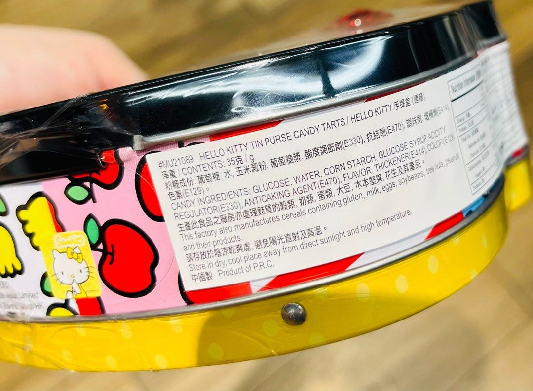 現貨🎀正版 SANRIO HELLO KITTY 公仔 手提鐵盒連糖🍬 聖誕禮物 生日禮物 新年禮物 CASE WITH CANDY BIRTHDAY CHRISTMAS VALENTINES GIFT DOLL （分類：長銀包）位於 Hong Kong。 由 swroom 提交（商品編號 1410145569，圖片 6）。簡介： 💖$138 盒 ( 全新未開封) 🎁節日銷情迅速請早訂購，售完即止‼️ 🛍更多卡通精品玩具FOLLOW US ： carousell.com/swroom 📥INBOX 購買請提供以下資料 ： ▫️ 件數 ▫️付款方式 : PAYME / FPS / ALIPAYHK ▫️郵寄方式： 📦 SF順豐到付 ( 一般情況 2-3 工作天寄出 ) ❌ 不設面交 **** 確認全數付款後才留貨及安排寄出 *** ⚜️相關產品⚜️ 現貨🩵正版 SANRIO 水怪公仔 手提鐵盒連糖🍬 : https://carousell.app.link/IsRfEJj