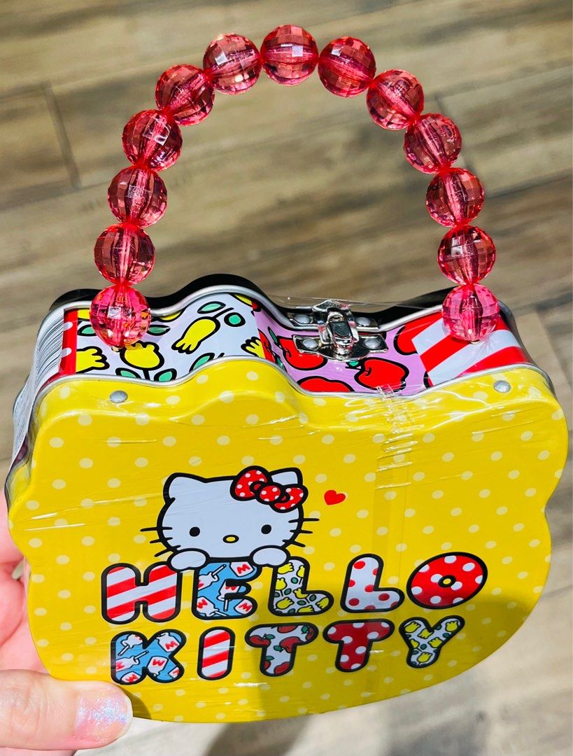 現貨🎀正版 SANRIO HELLO KITTY 公仔 手提鐵盒連糖🍬 聖誕禮物 生日禮物 新年禮物 CASE WITH CANDY BIRTHDAY CHRISTMAS VALENTINES GIFT DOLL （分類：長銀包）位於 Hong Kong。 由 swroom 提交（商品編號 1410145569，圖片 3）。簡介： 💖$138 盒 ( 全新未開封) 🎁節日銷情迅速請早訂購，售完即止‼️ 🛍更多卡通精品玩具FOLLOW US ： carousell.com/swroom 📥INBOX 購買請提供以下資料 ： ▫️ 件數 ▫️付款方式 : PAYME / FPS / ALIPAYHK ▫️郵寄方式： 📦 SF順豐到付 ( 一般情況 2-3 工作天寄出 ) ❌ 不設面交 **** 確認全數付款後才留貨及安排寄出 *** ⚜️相關產品⚜️ 現貨🩵正版 SANRIO 水怪公仔 手提鐵盒連糖🍬 : https://carousell.app.link/IsRfEJj