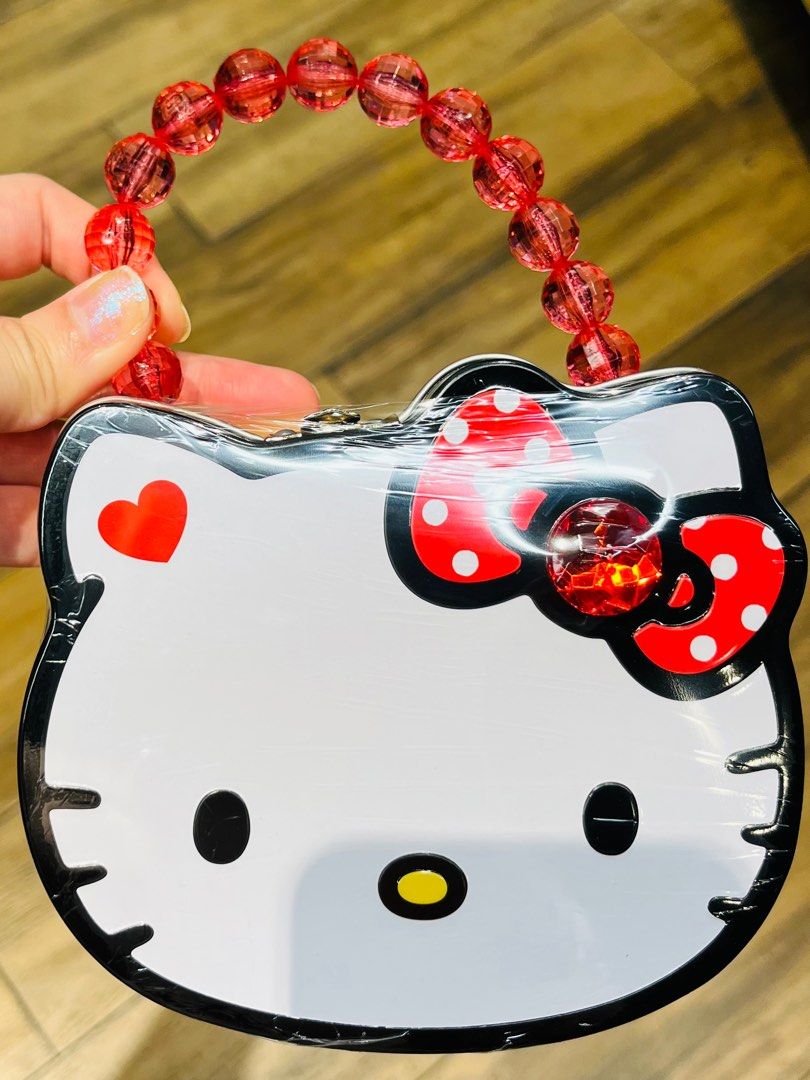 現貨🎀正版 SANRIO HELLO KITTY 公仔 手提鐵盒連糖🍬 聖誕禮物 生日禮物 新年禮物 CASE WITH CANDY BIRTHDAY CHRISTMAS VALENTINES GIFT DOLL （分類：長銀包）位於 Hong Kong。 由 swroom 提交（商品編號 1410145569，圖片 2）。簡介： 💖$138 盒 ( 全新未開封) 🎁節日銷情迅速請早訂購，售完即止‼️ 🛍更多卡通精品玩具FOLLOW US ： carousell.com/swroom 📥INBOX 購買請提供以下資料 ： ▫️ 件數 ▫️付款方式 : PAYME / FPS / ALIPAYHK ▫️郵寄方式： 📦 SF順豐到付 ( 一般情況 2-3 工作天寄出 ) ❌ 不設面交 **** 確認全數付款後才留貨及安排寄出 *** ⚜️相關產品⚜️ 現貨🩵正版 SANRIO 水怪公仔 手提鐵盒連糖🍬 : https://carousell.app.link/IsRfEJj