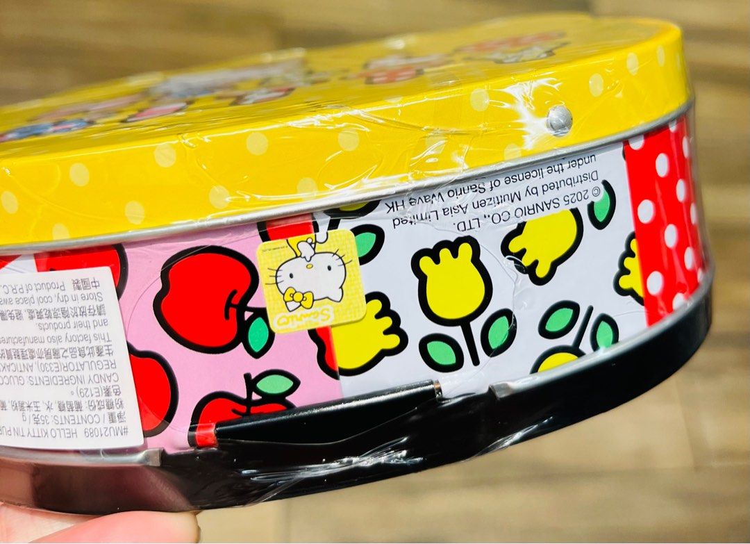 現貨🎀正版 SANRIO HELLO KITTY 公仔 手提鐵盒連糖🍬 聖誕禮物 生日禮物 新年禮物 CASE WITH CANDY BIRTHDAY CHRISTMAS VALENTINES GIFT DOLL （分類：長銀包）位於 Hong Kong。 由 swroom 提交（商品編號 1410145569，圖片 5）。簡介： 💖$138 盒 ( 全新未開封) 🎁節日銷情迅速請早訂購，售完即止‼️ 🛍更多卡通精品玩具FOLLOW US ： carousell.com/swroom 📥INBOX 購買請提供以下資料 ： ▫️ 件數 ▫️付款方式 : PAYME / FPS / ALIPAYHK ▫️郵寄方式： 📦 SF順豐到付 ( 一般情況 2-3 工作天寄出 ) ❌ 不設面交 **** 確認全數付款後才留貨及安排寄出 *** ⚜️相關產品⚜️ 現貨🩵正版 SANRIO 水怪公仔 手提鐵盒連糖🍬 : https://carousell.app.link/IsRfEJj