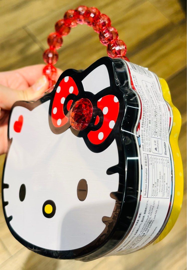 現貨🎀正版 SANRIO HELLO KITTY 公仔 手提鐵盒連糖🍬 聖誕禮物 生日禮物 新年禮物 CASE WITH CANDY BIRTHDAY CHRISTMAS VALENTINES GIFT DOLL （分類：長銀包）位於 Hong Kong。 由 swroom 提交（商品編號 1410145569，圖片 4）。簡介： 💖$138 盒 ( 全新未開封) 🎁節日銷情迅速請早訂購，售完即止‼️ 🛍更多卡通精品玩具FOLLOW US ： carousell.com/swroom 📥INBOX 購買請提供以下資料 ： ▫️ 件數 ▫️付款方式 : PAYME / FPS / ALIPAYHK ▫️郵寄方式： 📦 SF順豐到付 ( 一般情況 2-3 工作天寄出 ) ❌ 不設面交 **** 確認全數付款後才留貨及安排寄出 *** ⚜️相關產品⚜️ 現貨🩵正版 SANRIO 水怪公仔 手提鐵盒連糖🍬 : https://carousell.app.link/IsRfEJj