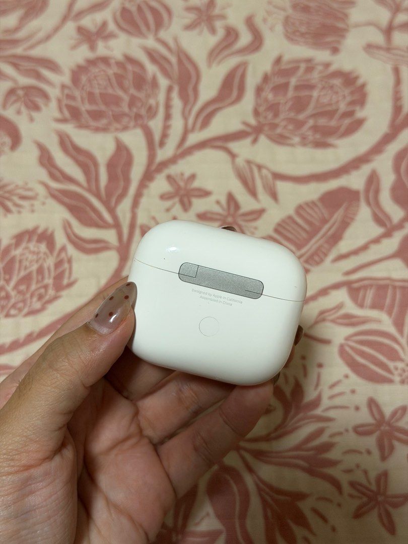 Airpods 3rd gen (Category: Headphones & Headsets) located in Las Pinas. Submitted by pascual.drea (Listing ID 1410124318, Image 3). Description: PLEASE READ CAREFULLY Right pod not working for some reason It can still be detected by bluetooth and it still shows battery % but no sound playing Aside from right pod, no other issues ❗️Selling for low so pls take a risk with this purchase. I will not entertain any complaints or requests of return/refu