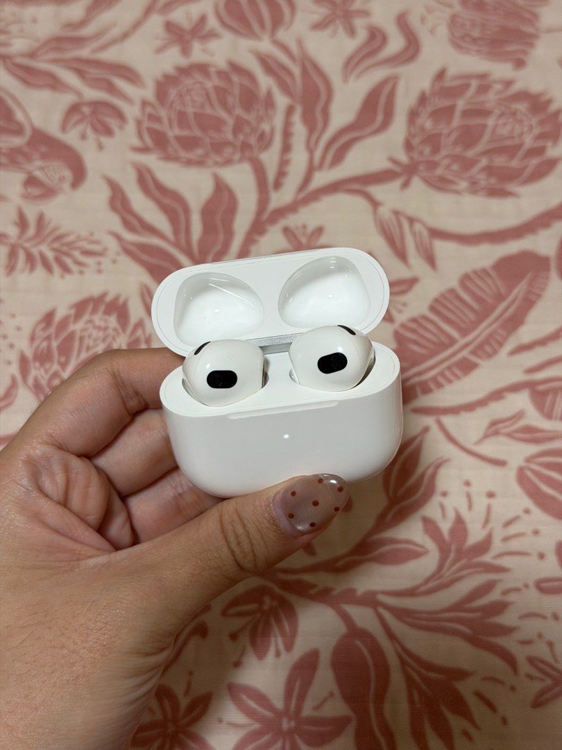 Airpods 3rd gen (Category: Headphones & Headsets) located in Las Pinas. Submitted by pascual.drea (Listing ID 1410124318, Image 1). Description: PLEASE READ CAREFULLY Right pod not working for some reason It can still be detected by bluetooth and it still shows battery % but no sound playing Aside from right pod, no other issues ❗️Selling for low so pls take a risk with this purchase. I will not entertain any complaints or requests of return/refu